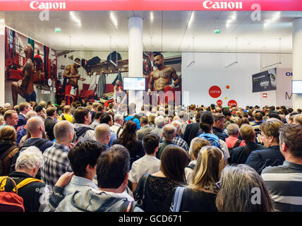 20-25. September 2016 ist die nächste Photokina-Ausstellung in Köln. Massen - Eintrag am Canon-Kameras-Stand. Stockfoto