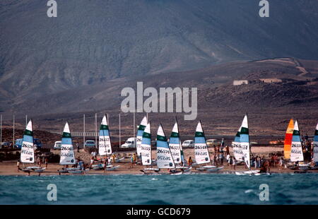 AJAXNETPHOTO. 1977. LAS SALINAS BAY, LANZAROTE, KANARISCHE INSELN, SPANIEN. - HOBIE CAT 14 WORLD CHAMPIONSHIPS - DIE FLOTTE BEREITET SICH VOR DEM START VOR. FOTO: JONATHAN EASTLAND/AJAX REF: 704028 Stockfoto