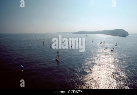 AJAXNETPHOTO. 1979. ISLE OF WIGHT - ROUND THE ISLAND RACE - FLOTTE AUS DEN NADELN, I.O.W. IM HINTERGRUND.  FOTO: JONATHAN EASTLAND/AJAX REF: 905411 Stockfoto