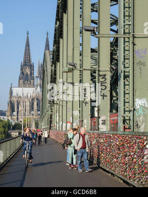 20-25. September 2016 ist die nächste Photokina-Ausstellung in Köln. Schlösser an der Eisenbahnbrücke. Stockfoto