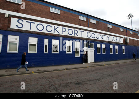 Fußball - Coca-Cola Football League One - Stockport County / Colchester United - Edgely Park. Fans kommen zum Spiel von Stockport County gegen Colchester United vor dem Spiel der Coca-Cola League One in Edgelie Park, Stockport. Stockfoto