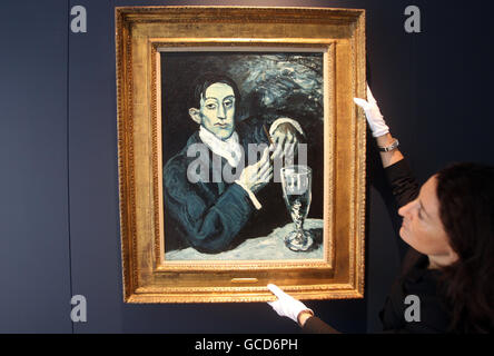 Das Porträt von Angel Fernandez de Soto, auch bekannt als der Absinthe Drinker, gemalt von Pablo Picasso, der mit einem geschätzten Wert von 30-40 Millionen die höchste Schätzung für jedes Kunstwerk bei einer Auktion in Europa hat. Das Gemälde ist der Höhepunkt von Christie's Impressionist und Modern Art Sale am 23. Juni. Stockfoto