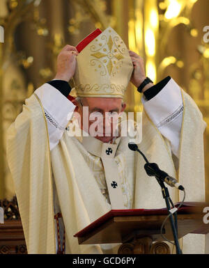 Der Leiter der katholischen Kirche in Irland, Kardinal Sean Brady, während der St. Patricks Day Messe in der Kathedrale von Armagh, nachdem er sich heute für die Enthüllungen entschuldigt hatte, dass er es versäumt hatte, die Polizei über einen berüchtigten pädophilen Priester zu informieren. Stockfoto