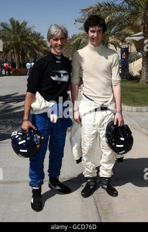 Damon Hill und Sohn Joshua (rechts) während des Grand Prix der Gulf Air Bahrain auf dem Bahrain International Circuit in Sakhir, Bahrain Stockfoto