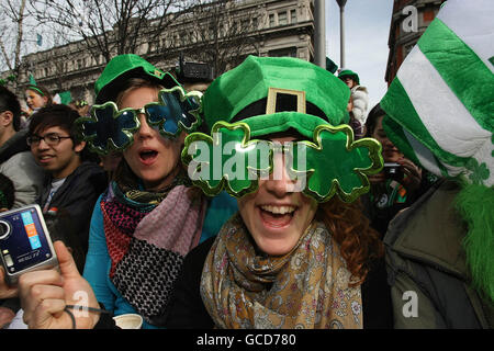 Feierlichkeiten zum St. Patrick's Day. Die Menschen genießen die St. Patrick's Day Parade in Dublin, Irland. Stockfoto