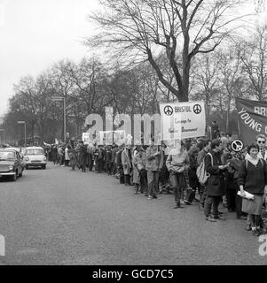 Eine lange Säule des Verbots die Bombenmarscher kommen im Hyde Park in London an. Der marsch hatte vom Atomwaffenforschungsbetrieb in Aldermaston aus begonnen. Stockfoto