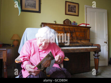 Hundertjährigen feiert 96 Jahren im gleichen Haus Stockfoto