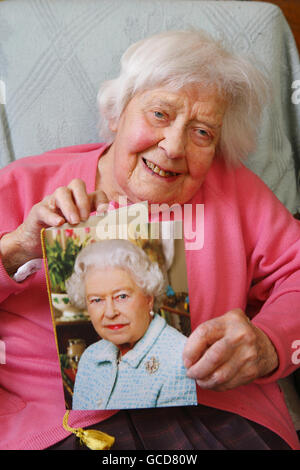 Die hundertjährige Miss Muriel Noyce mit ihrer Geburtstagskarte von Königin Elizabeth II. In ihrem Haus in Romsey Hampshire, wo sie seit 96 Jahren lebt. Stockfoto