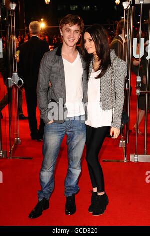 Tom Felton und seine Freundin Jade Gordon kommen zur britischen Premiere von Remember Me im Odeon, Leicester Square, London Stockfoto