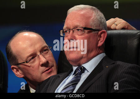 Kabinettsminister für Finanzen und nachhaltiges Wachstum John Swinney (links) spricht mit dem Parteivorsitzenden Bruce Crawford auf der schottischen Nationalpartei-Frühjahrstagung in Aviemore in den schottischen Highlands. Stockfoto