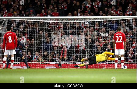 Alessandro Diamanti von West Ham United (links) hat seine Strafe gerettet Von Arsenal-Torwart Manuel Almunia (2. Rechts) Stockfoto