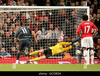 Alessandro Diamanti von West Ham United (rechts versteckt) Hat seine Strafe durch Arsenal-Torwart Manuel Almunia (Mitte) gerettet Stockfoto