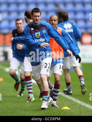 Fußball - Barclays Premier League - Wigan Athletic / Burnley - DW Stadium. David Nugent von Burnley führt die Spieler im Warm-up vor dem Anpfiff an Stockfoto