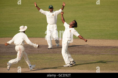 Der bangladeschische Rubel Hossain feiert die Entlässt von Englands Paul Collingwood beim zweiten Test im Shere Bangla National Stadium, Mirpur, Dhaka. Stockfoto