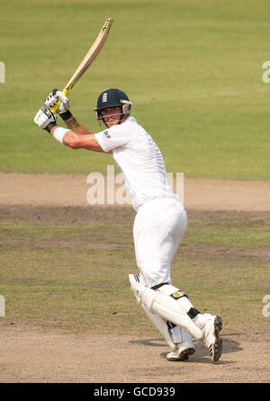 Der englische Kevin Pietersen schlägt beim zweiten Test im Shere Bangla National Stadium, Mirpur, Dhaka. Stockfoto