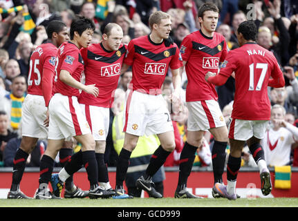 Wayne Rooney von Manchester United feiert sein Tor mit Teamkollegen beim Spiel in der Barclays Premier League in Old Trafford, Manchester. Stockfoto