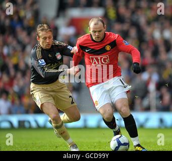 Wayne Rooney von Manchester United (rechts) und Leiva Lucas von Liverpool (links) Kampf um den Ball Stockfoto