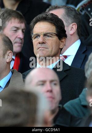 Fußball - Barclays Premier League - Manchester United / Liverpool - Old Trafford. Der englische Manager Fabio Capello auf der Tribüne Stockfoto