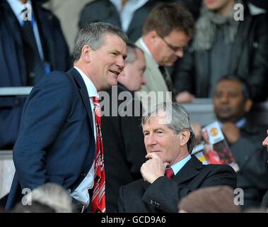 Fußball - Barclays Premier League - Manchester United / Liverpool - Old Trafford. Der ehemalige Vorsitzende von Manchester United, Martin Edwards (rechts), und der Vorstandsvorsitzende David Gill (links), stehen auf der Tribüne Stockfoto