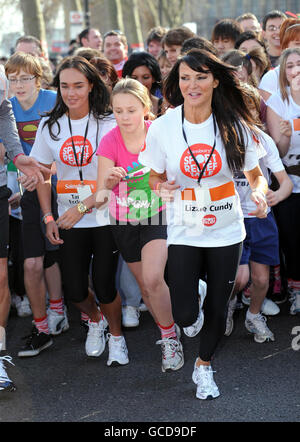 Tamara Ecclestone und Lizzie Cundy nehmen an Sainsbury's Sport Relief Mile an der Londoner Southbank Teil. Die Wohltätigkeitsorganisation IS Charity fördert die Armen im Vereinigten Königreich und im Ausland. Stockfoto