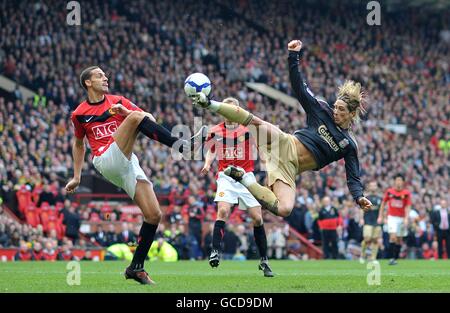 Fußball - Barclays Premier League - Manchester United / Liverpool - Old Trafford. Rio Ferdinand von Manchester United (links) blockiert einen Schuss von Liverpools Fernando Torres (rechts) Stockfoto