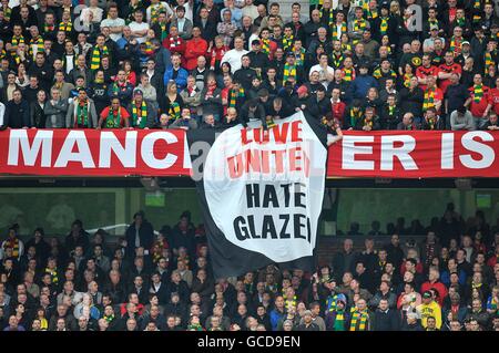 Manchester United Fans halten Hate Glazer Protestbanner in Die steht gegen die derzeitigen Eigentümer der Clubs Stockfoto