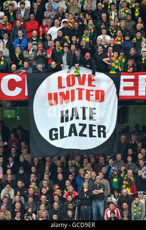 Fußball - Barclays Premier League - Manchester United / Liverpool - Old Trafford. Fans von Manchester United halten Hate Glazer-Protestbanner in den Tribünen gegen die derzeitigen Besitzer des Clubs hoch Stockfoto