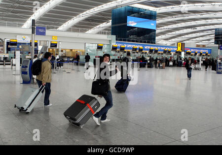 Passagiere checken im Terminal 5 des Flughafens Heathrow in Middlesex ein, da die Kabinenmitarbeiter von British Airways einen dritten Tag lang streiktätig sind. Stockfoto