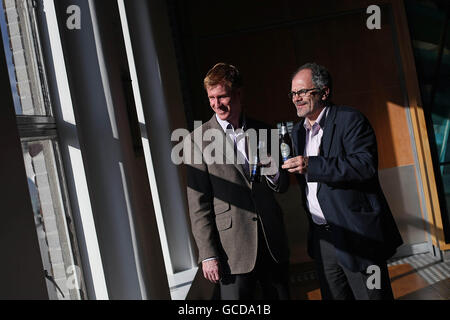 John Kennedy MD von Diageo Ireland (links) mit Meisterbrauer Fergal Murray in St. James Gate, Dublin, heute bei der Markteinführung von Guinness Black Lager, einem neuen Testprodukt von Guinness. Stockfoto