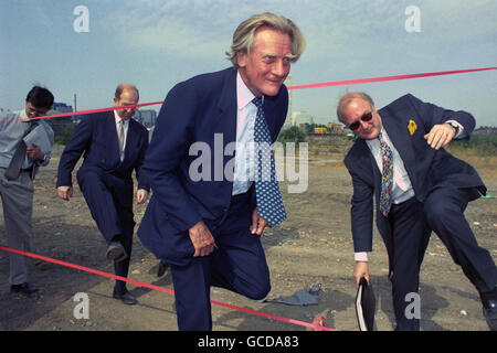 Der stellvertretende Premierminister Michael Heseltine (Mitte) kommt am Standort der Millennium-Ausstellung an, die den nördlichen Teil des 300 Hektar großen ehemaligen Gaswerks auf der Halbinsel East Greenwich bildet, als British Gas mit der Vorbereitung des Standorts beginnt. Stockfoto