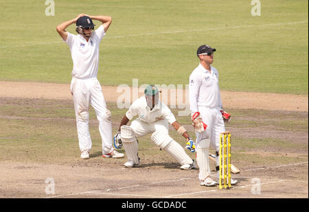 Der englische Kapitän Alastair Cook reagiert, als der bangladeschische Jahurul Islam beim zweiten Test im Shere Bangla National Stadium, Mirpur, Dhaka, Bangladesch, läuft. Stockfoto