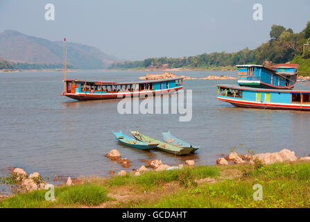 Boote am Mekong River in der Nähe von Luang Prabang, Laos. Stockfoto