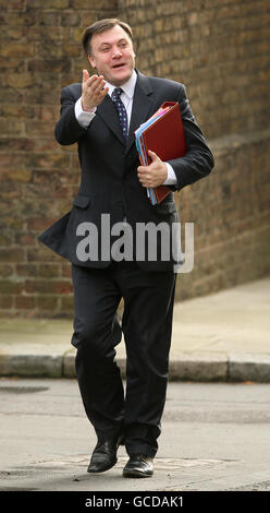 Der Staatssekretär für Kinder, Schulen und Familien Ed Balls kommt zu einer Kabinettssitzung in der Downing Street 10 in London an. Stockfoto