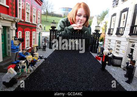 Landschaftstechnikerin Tina Powell betrachtet die Lego-Figur von Kanzlerin Alistair Darling in der Downing Street in Miniland im Legoland Windsor. Stockfoto