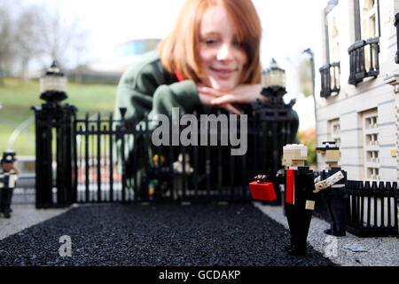 Landschaftstechnikerin Tina Powell betrachtet die Lego-Figur von Kanzlerin Alistair Darling in der Downing Street in Miniland im Legoland Windsor. Stockfoto