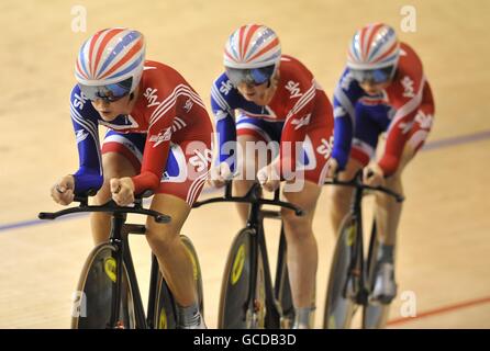 Die Briten Wendy Houvenaghel, Joanna Roswell und Lizzie Armitstead sind beim Women's Team Pursuit Final am zweiten Tag der Leichtathletik-Weltmeisterschaften in der Ballerup Arena in Aktion Stockfoto