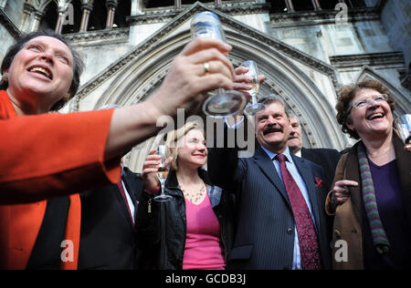 (Von links) Susan Kramer, Justine Greening und Ray Puddifoot feiern ihren erfolgreichen Versuch, eine dritte Start- und Landebahn am Flughafen Heathrow zu blockieren, nachdem ein Richter des High Court entschieden hatte, dass Pläne für die Erweiterung überdacht werden müssen. Stockfoto