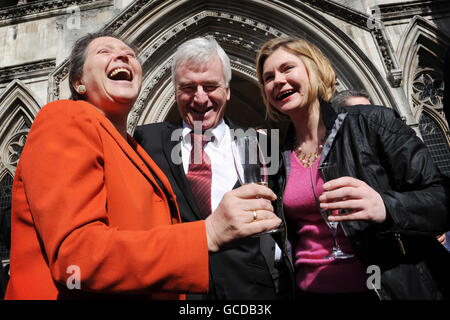 (Von links nach rechts) Susan Kramer, John McDonnell und Justine Greening feiern ihren erfolgreichen Versuch, eine dritte Start- und Landebahn am Flughafen Heathrow zu blockieren, nachdem ein Richter des Obersten Gerichtshofs entschieden hatte, dass die Pläne für die Erweiterung überdacht werden müssen. Stockfoto