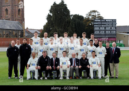 Somerset-Teamgruppe: (l-r hintere Reihe) Robin lett, Charl Whiloughby, Craig Kieswetter, Jos Buttler, Mark Turner, Max Waller und Michael Munday. (Mitte) Fielding-Trainer pete Sanderson, James Burke, 2nd Xi und Academy Manager Jason Kerr, Christopher Jones, James Hayman, Adam Dibble, David Stiff, Ben Phillips, Nick Compton, Arul Suppiah, Physio Ian Brewer, James Hildreth, Stärke und Konditionierung Coach Darren Veness und Torschütze Gerry Stickley. (Vorne) Alfonso Thomas, Director of Cricket Brian Rose, Chairman Andy Nash, Captain Marcus Trescodick, President Roy Kerslake, Head Coach Andy Hurry und Stockfoto