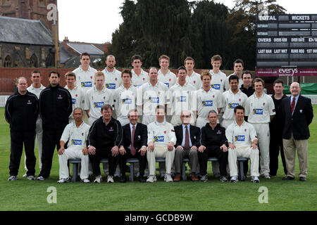 Somerset-Teamgruppe: (l-r hintere Reihe) Robin lett, Charl Whiloughby, Craig Kieswetter, Jos Buttler, Mark Turner, Max Waller und Michael Munday. (Mitte) Fielding-Trainer pete Sanderson, James Burke, 2nd Xi und Academy Manager Jason Kerr, Christopher Jones, James Hayman, Adam Dibble, David Stiff, Ben Phillips, Nick Compton, Arul Suppiah, Physio Ian Brewer, James Hildreth, Stärke und Konditionierung Coach Darren Veness und Torschütze Gerry Stickley. (Vorne) Alfonso Thomas, Director of Cricket Brian Rose, Chairman Andy Nash, Captain Marcus Trescodick, President Roy Kerslake, Head Coach Andy Hurry und Stockfoto