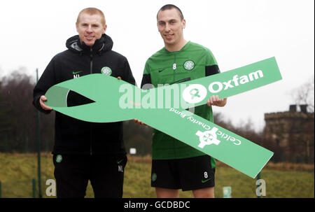 Neil Lennon und Scott Brown von Celtics werben während einer Fotoaktion im Celtic FC Training Center in Lennoxtown für eine Fundraising-Partnerschaft zwischen Celtic und Oxfam. Stockfoto