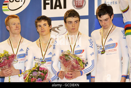 Die Briten Ed Clancy, Ben Swift, Steven Burke und Andy Tennant (von links nach rechts) erhielten ihre Silbermedaillen in der Team-Verfolgung während der World Track Cycling Championships in der Ballerup Super Arena, Kopenhagen, Dänemark. Stockfoto