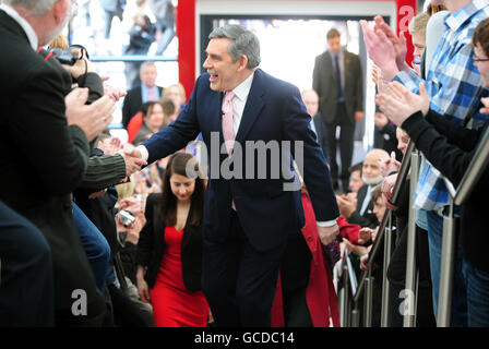 Premierminister Gordon Brown trifft an der Universität von Nottingham, Jubilee Campus, Nottingham ein, um sich während der Einführung des Arbeitsgeneralwahlversprechen an Parteiaktivisten und PPCs zu wendet. Stockfoto