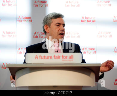 Premierminister Gordon Brown spricht an der Universität Nottingham, Jubilee Campus, Nottingham, zu Parteiaktivisten und PPCs während der Einführung der allgemeinen Wahlversprechen der Labour-Partei. Stockfoto