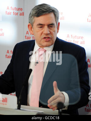 Premierminister Gordon Brown spricht an der Universität Nottingham, Jubilee Campus, Nottingham, zu Parteiaktivisten und PPCs während der Einführung der allgemeinen Wahlversprechen der Labour-Partei. Stockfoto