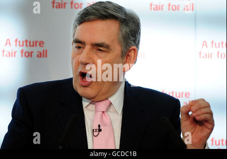 Premierminister Gordon Brown spricht an der Universität Nottingham, Jubilee Campus, Nottingham, zu Parteiaktivisten und PPCs während der Einführung der allgemeinen Wahlversprechen der Labour-Partei. Stockfoto