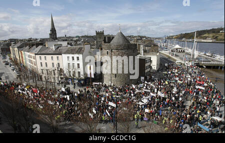 Pro Hunt Anhänger aus der Lobbygruppe RISE (Rural Ireland sagt genug) halten einen Protest vor der Green Party Convention im Tower Hotel in Waterford ab. Stockfoto