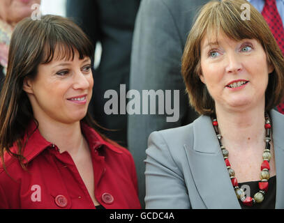 Labour PPC für Ashfield Gloria De Piero (links) und die Leiterin des Unterhauses Harriet Harman hören Premierminister Gordon Brown zu, sprechen Parteiaktivisten und PPCs während der Einführung des Labour General Election Pledge an der Universität von Nottingham, Jubilee Campus, Nottingham. Stockfoto