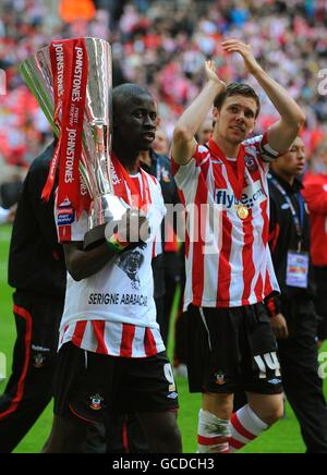 Fußball - Johnstone's Paint Trophy - Finale - Carlisle United gegen Southampton - Wembley Stadium. Southampton's Ndiaye Papa Waigo (links) und Dean Hammond (rechts) nach dem letzten Pfiff. Stockfoto