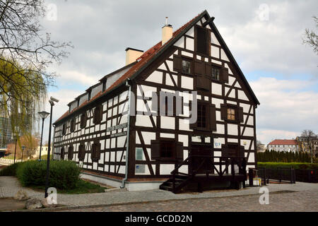 Bydgoszcz, Polen – 6. April 2016. Fachwerkbau, die archäologische Sammlung des Bezirksmuseums, mit Stadt-Landschaft in der Ferne Stockfoto